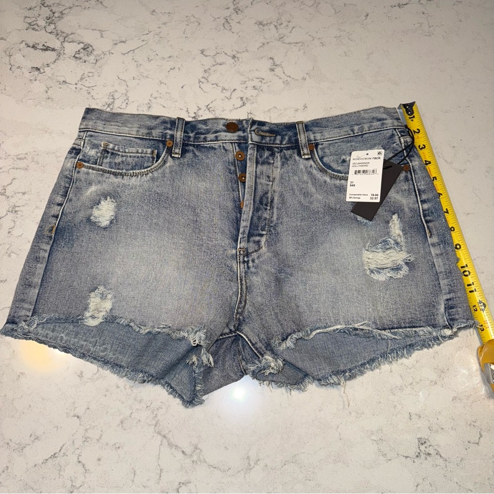 NWT- Blank NYC Women’s Distressed Denim Shorts Size 31 - Picture 3 of 13